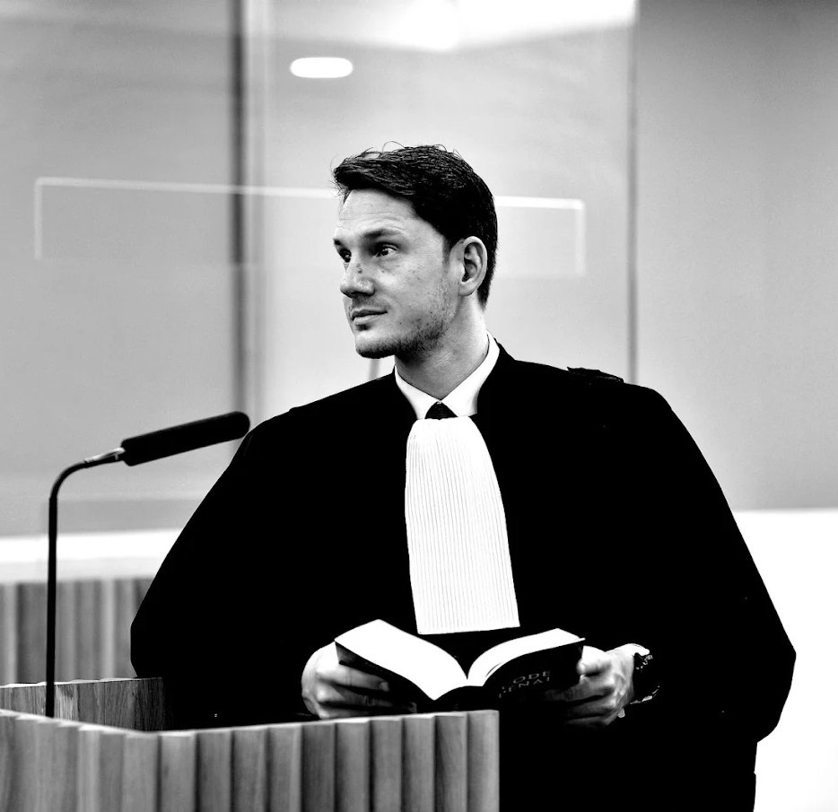 Maître Pierre Giuriato en robe d’avocat, s’exprimant au tribunal avec le Code pénal en main