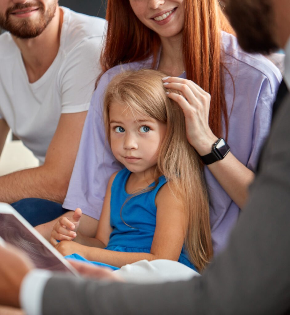 Petite fille entourée de ses parents lors d’un rendez-vous avec un avocat